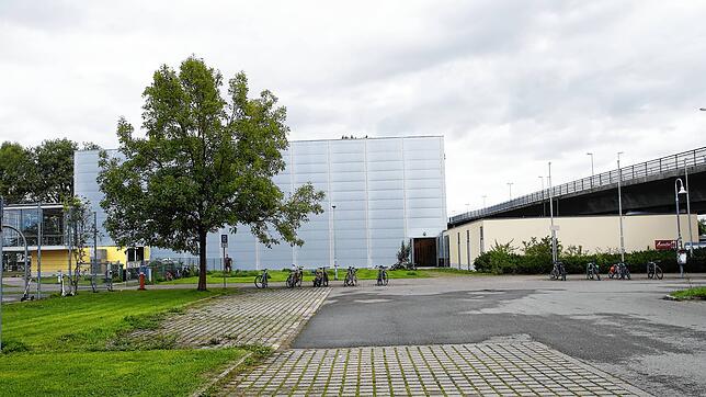 Noch steht die Schänzlehalle so da. Gibt der Gemeinderat sein Okay, dann kann der Anbau links neben dem flachen Trakt direkt an die ...