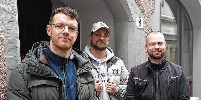 Ole Sass, Max Kunkies und Patrick Henke vor der Steinernen Kugel, die sie 2022 übernahmen.