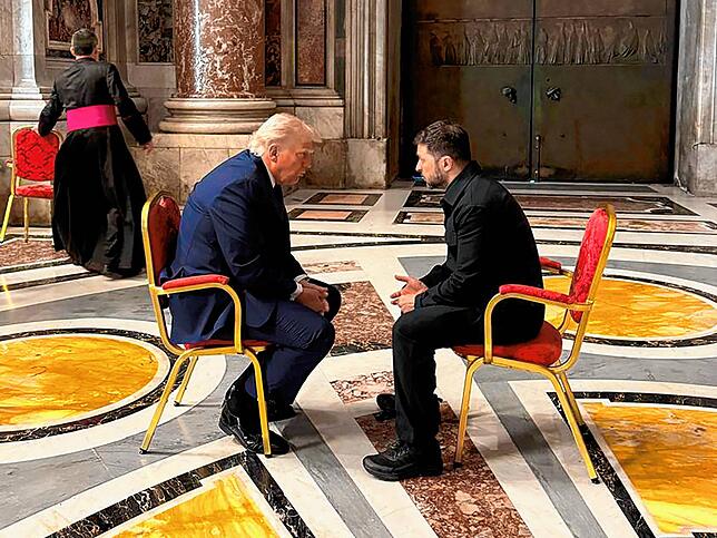 Am Rande der Trauerfeier kamen Trump und Selenskyj zu einem Gespräch im Vatikan zusammen. Das Weiße Haus bezeichnete das Treffen als ...