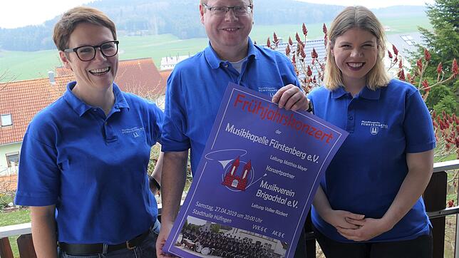 Auf ein kurzweiliges Frühjahrskonzert der Musikkapelle Fürstenberg freuen sich die stellvertretende Vorsitzende Martina Limberger ...