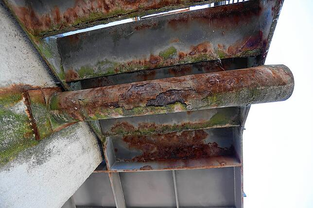 Wenig vertrauenswürdig: Der Rost frisst sich durch die Konstruktion.