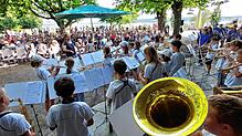 250 Schüler werden beim ersten Musikschultag am Samstag im Uferpark musizieren. Das Bild entstand im Vorjahr im Badgarten Überlingen ...
