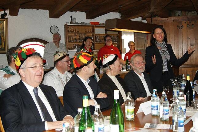 Ein Tisch voll besetzt mit Ehrengästen: Rita Schwarzelühr-Sutter (rechts) kam ebenso zu Wort wie Alfred Winkler (2. von rechts), Dekan ...