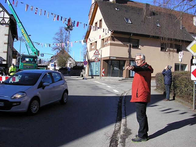 Ortsvorsteher Reinhard Müller kümmert sich um die Verkehrsregelung. Bild: Anita Reichart