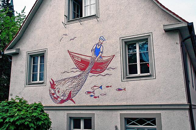 Das Motiv auf einer Hauswand erinnert an die Tradition der Fischerhäuservorstadt.