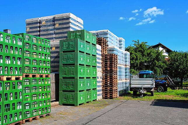 Die verpackten Glasflaschen warten auf ihren Einsatz, wenn der neue Apfelsaft in Steißlingen abzufüllen ist. Michael Weinmann hat ...