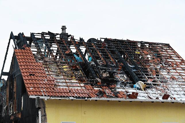 Das Dach des Hauses musste von der Feuerwehr geöffnet werden, um an die Flammen zu gelangen.