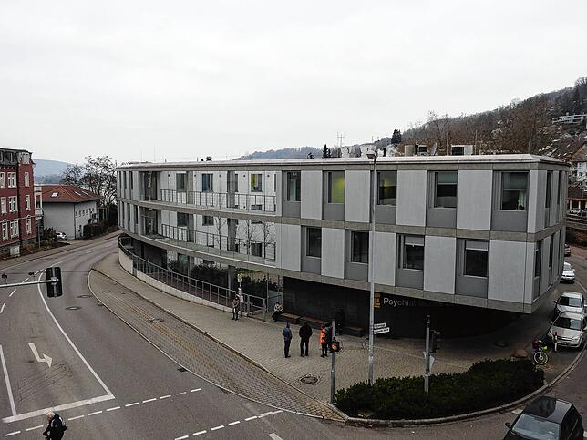 Obwohl die Klinik direkt an der B34 liegt, soll der Verkehr von den Baumaßnahmen nicht beeinträchtigt werden. Die Baustelle wird von der ...