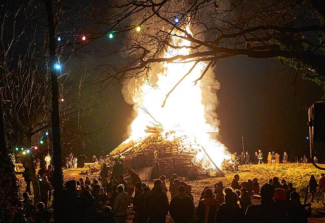 Gewaltig: Das Scheibenfeuer war am Samstagabend weithin zu sehen und lockte hunderte Besucher an.