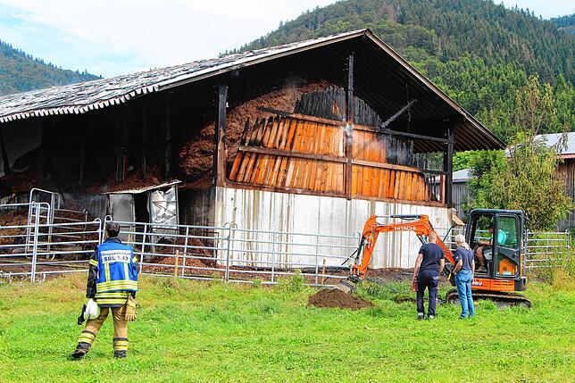 Bild 29: Scheune brennt: Bilder vom Großeinsatz der Feuerwehr in Bernau-Goldbach