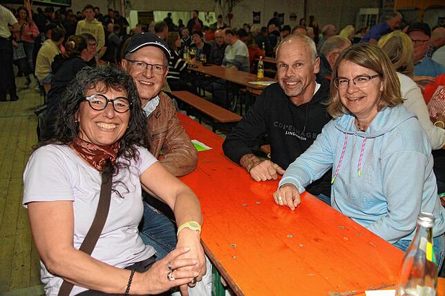 Bild 4: Bilder vom Stellen des Maibaums und Blasmusikabend zum Start des Liggersdorfer Maifestes
