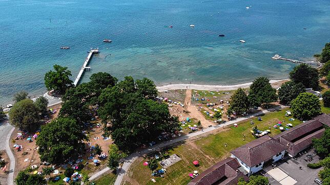 Das Häfler Strandbad im Juli 2025 nach dem Umbau: Bei anhaltender Junihitze verbrannte der Rasen, was nicht zu verhindern war. ...