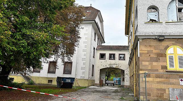 Die Brücke verbindet den Friedrichsbau (links) mit dem Hauptgebäude.
