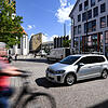 Der silberne VW Touran auf Testfahrt durch die Innenstadt von Friedrichshafen: Das Auto sammelt Daten für das autonome Fahren von morgen.