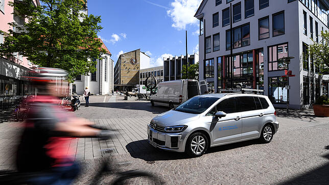 Der silberne VW Touran auf Testfahrt durch die Innenstadt von Friedrichshafen: Das Auto sammelt Daten für das autonome Fahren von morgen.
