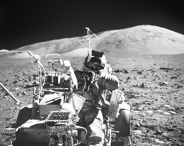 Apollo 17 - Letzte Landung auf dem Mond Das Archivbild vom 13.12.1972 zeigt den Astronauten und Geologen Harrison H. Schmitt im Mondauto, fotografiert von seinem Kollegen ...