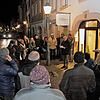 Wolfgang Heitner (mitte) vom Verein Pro Stolpersteine begrüßt am Dienstagabend die rund 40 interessierten Bürger bei der ...