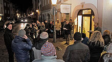 Wolfgang Heitner (mitte) vom Verein Pro Stolpersteine begrüßt am Dienstagabend die rund 40 interessierten Bürger bei der ...