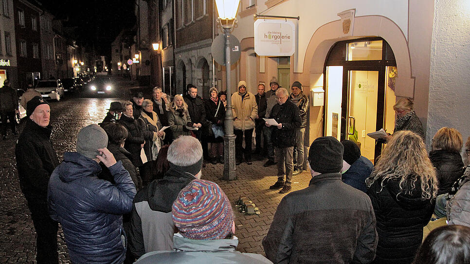 Wolfgang Heitner (mitte) vom Verein Pro Stolpersteine begrüßt am Dienstagabend die rund 40 interessierten Bürger bei der ...