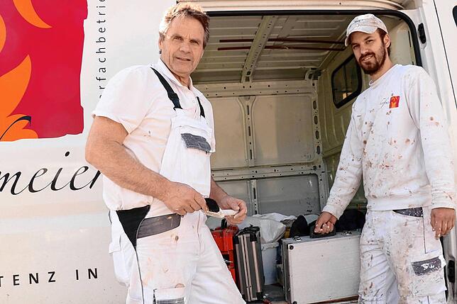 Der Bräunlinger Malermeister Reinhold Hofmeier (links) und sein Mitarbeiter Peter Huth laden das Fahrzeug aus.