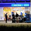 Ein vergleichsweise ruhiger Samstagabend am Obi-Kreisel in Singen: Die Polizei war allerdings stark präsent und hat beispielsweise auch ...