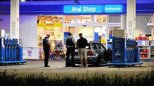 Ein vergleichsweise ruhiger Samstagabend am Obi-Kreisel in Singen: Die Polizei war allerdings stark präsent und hat beispielsweise auch ...