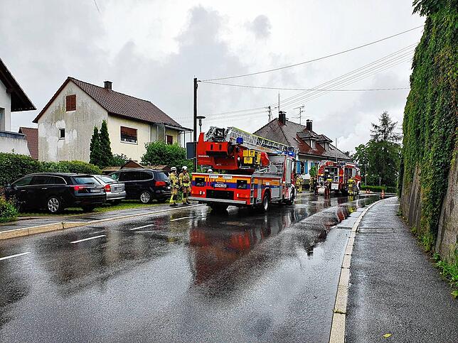 Die Daisendorfer Straße war etwa eine halbe Stunde lang halbseitig für den Verkehr gesperrt.