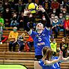 Mit viel Gefühl bereitet Maria Uhing (am Ball) den anschließenden Schmetterball von Jule Gaiser vor.