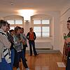 Galerieleiterin Heike Frommer (rechts) erzählt in der Kreisgalerie im Roten Haus den Gewinnern der Aktion &bdquo;Der SÜDKURIER öffnet ...