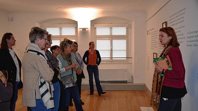 Galerieleiterin Heike Frommer (rechts) erzählt in der Kreisgalerie im Roten Haus den Gewinnern der Aktion &bdquo;Der SÜDKURIER öffnet ...