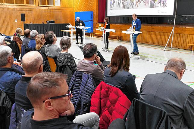Der Landkreis hatte zu einem Informationsabend zum Ausbau der B311 in die Sandbühlhalle nach Bingen eingeladen. An den Stehtischen ...
