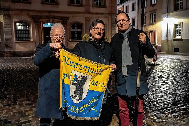Eine Abordnung der Singener Poppele-Zunft mit ihrer Standarte nach der vor dem Villinger Rathaus.