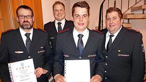 Neuer Oberlöschmeister Bernd Eberling (von links), Abteilungskommandant Behla Felix Bogenschütz, neuer Oberfeuerwehrmann Dominik Vetter ...