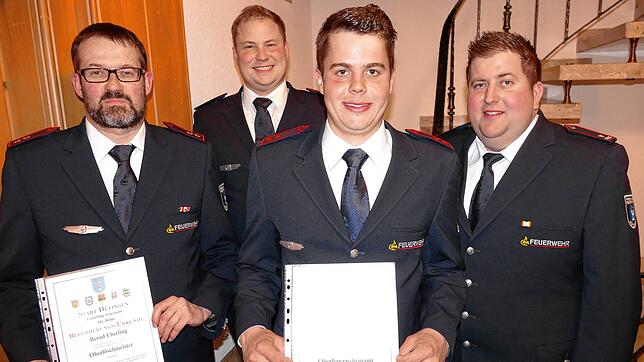 Neuer Oberlöschmeister Bernd Eberling (von links), Abteilungskommandant Behla Felix Bogenschütz, neuer Oberfeuerwehrmann Dominik Vetter ...