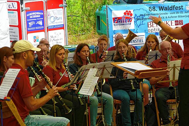 Bild 28: Hunderte Gäste strömen zum Auftakt an das 68. Waldfest in der Geschichte des Musikvereins Aufen.