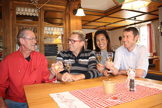 Stoßen auf die Wiedereröffnung des Gasthauses Rössle in Mittelstenweiler an (von links): Küchenchef Michael Buchner, das Wirtsehepaar ...