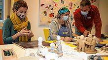 Teilnehmerinnen der Verwaisten-Reha arbeiten an einer Familienskulptur. Rechts der Kunsttherapeut Jens Stoermer.