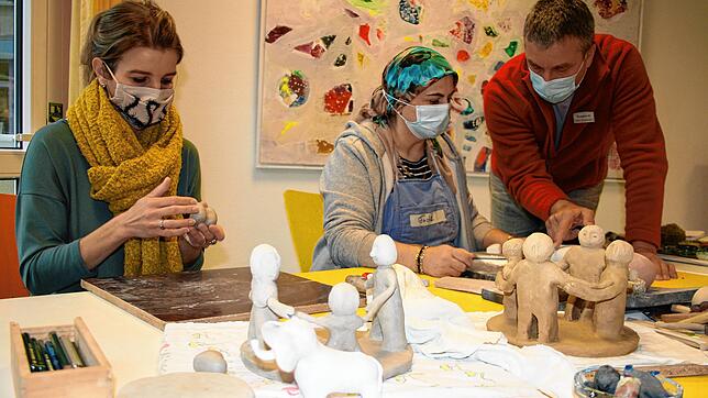 Teilnehmerinnen der Verwaisten-Reha arbeiten an einer Familienskulptur. Rechts der Kunsttherapeut Jens Stoermer.