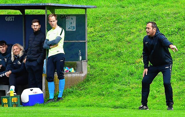 Kein Wort zur Presse: Trainer Daniel Pietzke (rechts) erklärte, dass Sportliche Leitung und Mannschaft des SV Buch beschlossen haben, ...