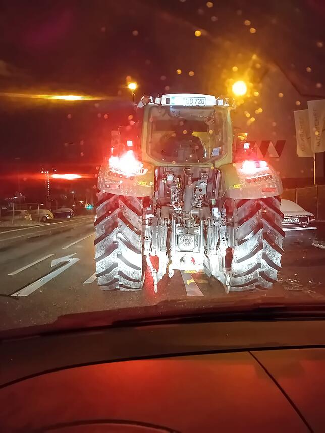 Ein Traktor am frühen Montagmorgen in Lörrach.