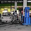 Ein polizeibekannter Mann ist mit einem brennenden Auto an eine Tankstelle in Hannover gefahren. Das SEK ist im Einsatz.