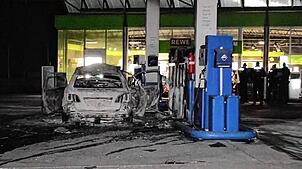 Ein polizeibekannter Mann ist mit einem brennenden Auto an eine Tankstelle in Hannover gefahren. Das SEK ist im Einsatz.