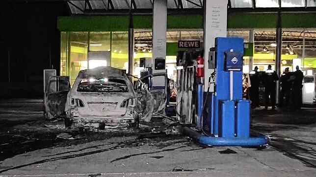 Ein polizeibekannter Mann ist mit einem brennenden Auto an eine Tankstelle in Hannover gefahren. Das SEK ist im Einsatz.