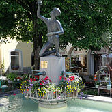Der „Tschakebrunnen“ mit einer Skulptur von Werner Gürtner am Pflummernplatz.