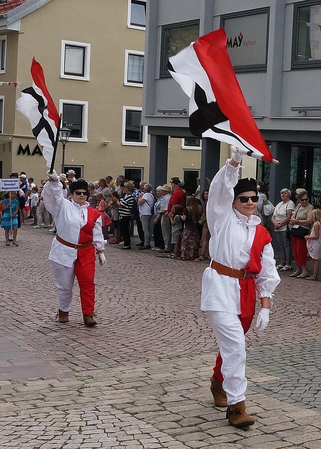 Schön mit Schwung: Ihr Können zeigten die Fahnenschwinger Konstanz.