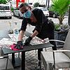 Ab 1. Juli muss die Servicekraft &ndash; wie hier auf dem Bild Servicemitarbeiterin Désirée Weiß vom Oscar&lsquo;s in Bad Säckingen ...