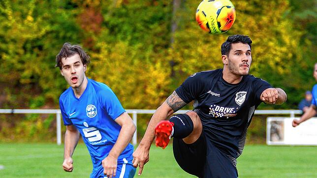 Etienne Häusler (Hegauer FV, links) und Marco Effinger (FV Marbach) kämpfen um den Ball. Schlussendlich genügte den Marbacher Gastgebern ...