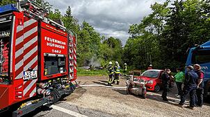 Mit vier Einsatzfahrzeugen ist die Feuerwehr Hüfingen am Einsatzort zwischen Mundelfingen und Ewattingen.