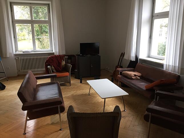 Im Wohnzimmer der Soteria können die jungen Menschen entspannen, Gesellschaftsspiele spielen und Musik machen.