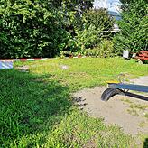 Auf dem Spielplatz an der Zelgstraße in Wehr ist ein Bereich hinter Rutsche und Wippe abgesperrt. Der Hinweis: „Wildbienen. Bitte ...